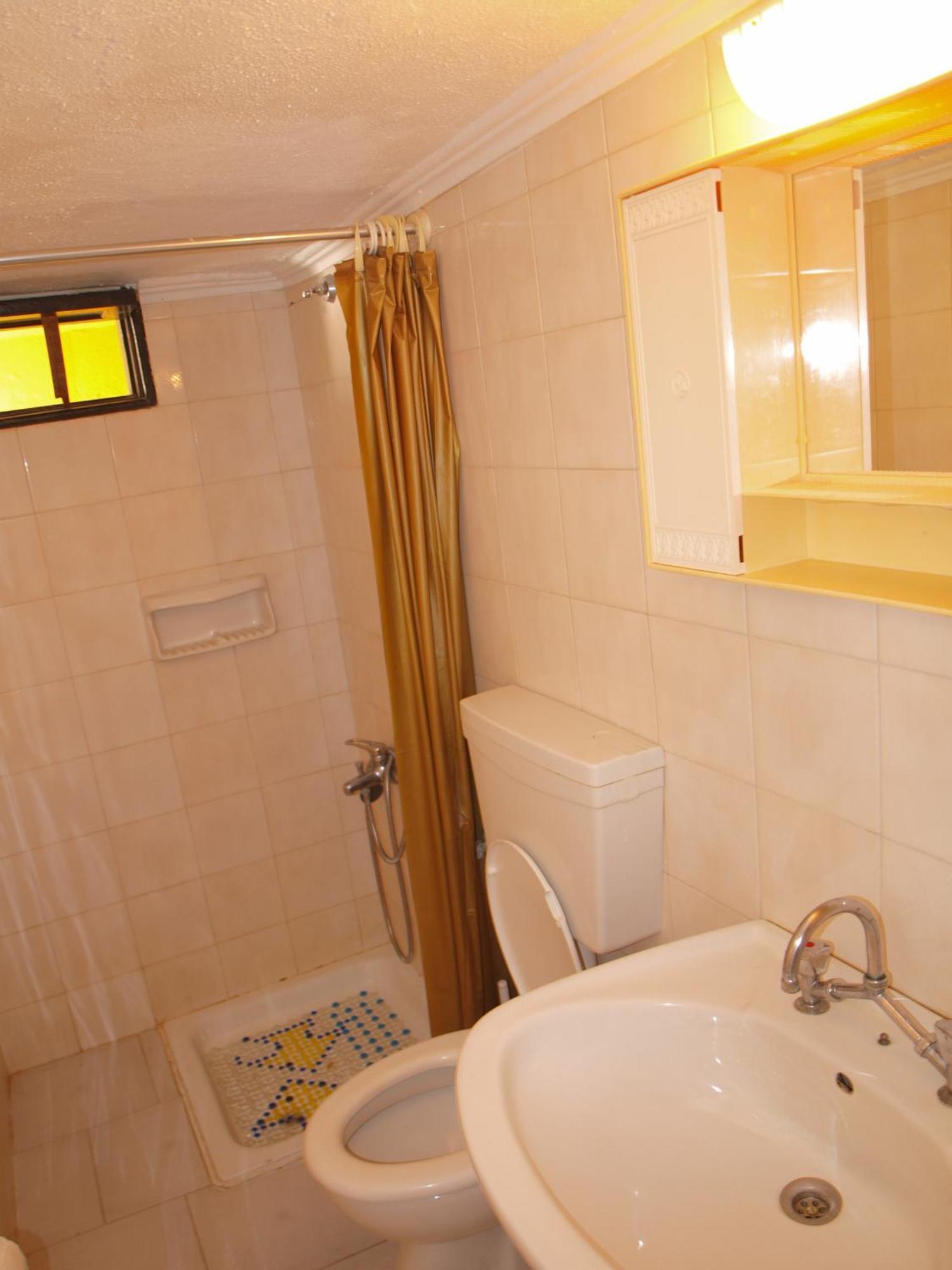 Marina Studios Sými Bilik gambar