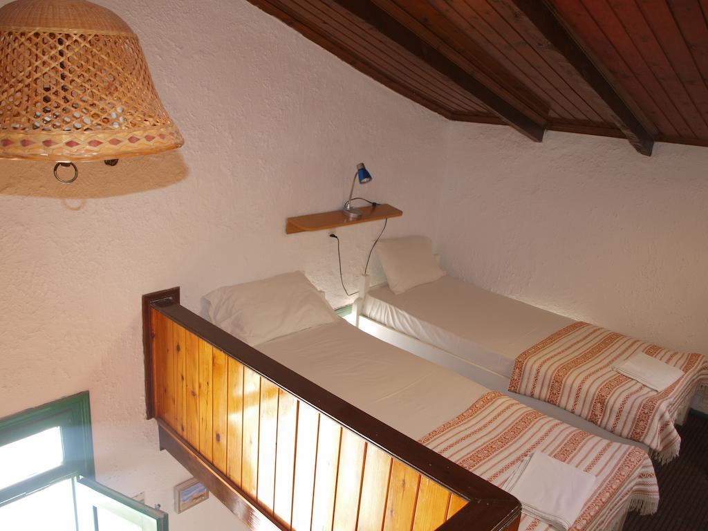 Marina Studios Sými Bilik gambar